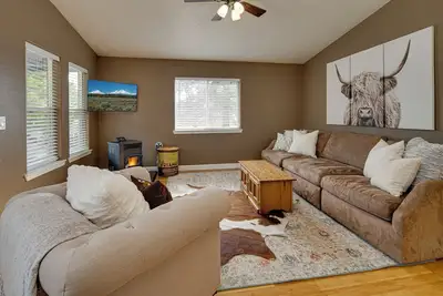 Image de Charming 2-bedroom condo walking distance from cozy & quaint downtown Sisters.