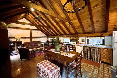 Image de Camp Creaky Birch, cozy 2-bedroom cabin with privacy, firepit and deck.