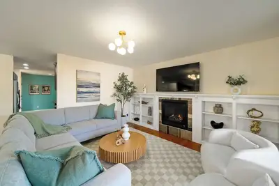 Image de 5 Bd\/3. 5ba -Arcade-Wfh Desks-Pool\/Pingpong Table
