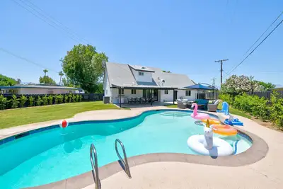 Image de Spacious-4br-Sleeps12-GameRoom-SaltWaterPool-DivingBoard