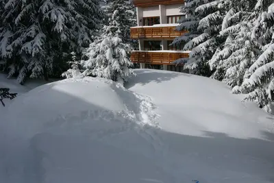 Image de Appartement \"Courchevel 1850\" avec vue sur les montagnes, terrasse privée et Wi-Fi