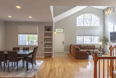 Image de Golden Hour House - 2 primary bedrooms & garage