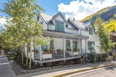 Beautiful 4-Bedroom Home- 1 block from Gondola, Restaurants & Shops
