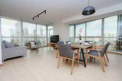 Image de Luxury 3br Cityview apt, parking and balcony