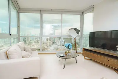 Image de Luxury 2br Cityview apt, parking and balcony