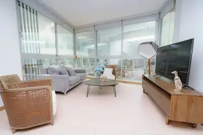 Image de Luxury 2br Cityview apt, parking and balcony