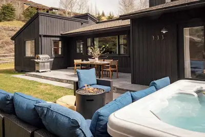The Basecamp at Lake Creek – Cozy, Modern Getaway with Hot Tub