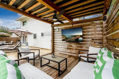 Image de Modern house with private pool, hot tub, and outdoor Tv close to Downtown