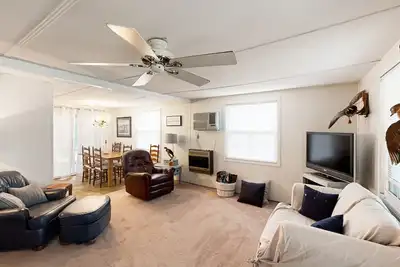 Image de Cozy home with lake views and screened patio - come enjoy the outdoors!