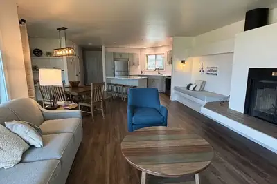 Image de Enjoy Some Holiday Spirit at Lake Chelan! Newly-Redone Unit with Expansive Views