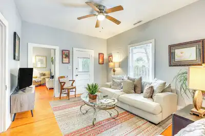 Image de 1 Mi to Dtwn Wilmington: Quiet Cottage w/ Deck