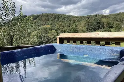 Image de private cabin in w/fireplace & hot tub. Located close to Snowshoe. ! Free Pizza!