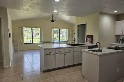 Image de Charming 3-Bed / 4-Bath House on Sprawling 5 Acres