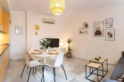 Image de Quiet and Central w/ terrace + Ac beside Alameda Plaza full of restaurants/bars