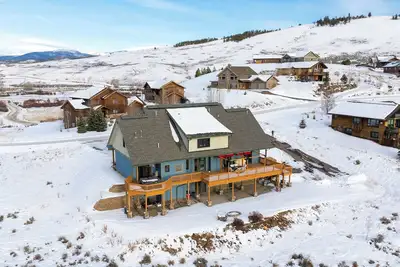 Image de 6 Bdr + Bonus Room, 12 Bds, Hot Tub, Cinema, Skiing, Golf!