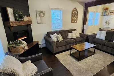 Image de Locust Cottage~Guest Favorite~Amazing Comfort!