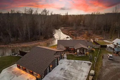 River's Edge! Riverfront with Hot Tub, Sauna & Game Room