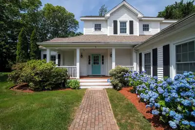 Image de Spacious home with deck and fire pit!