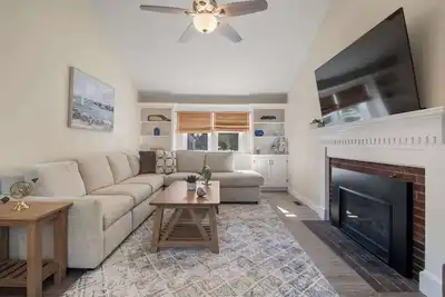 Image de Close to Craigville Beach, Private Patio and Backyard!