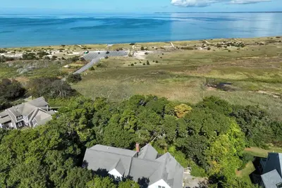 Walk to beach, Secluded and private home and backyard!