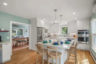 Image de Close to Beach, Fire Pit, and Hot Tub!