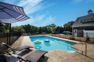 Image de Oasis near beach, Pool, large yard, and airy kitchen!