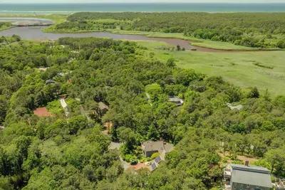 Serene Gardens, 2 Miles to Beaches!