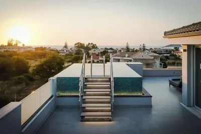 Image de Rooftop Luxurious Suites with Sea Views and Private Pools 600m from the beach