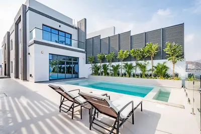 Image de Elegant 4br Villa with Assistant Room in Al Dana Island, Sharm, Fujairah