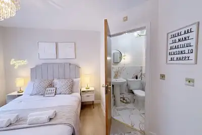 Image de Luxury 2 bedroom Leeds city centre apartment with jacuzzi style bath and parking