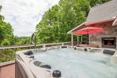 Image de Cozy Cabin | Sleeps 4 | Hot Tub + Game Room + Fireplace