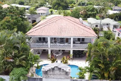 Image de Spacious Villa with 4 master bed & bath, Pool, Spa short walk to beach.