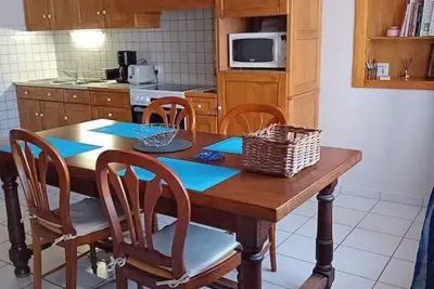 Image de Maison traditionnelle à Henvic, jardin verdoyant, proche de la mer.