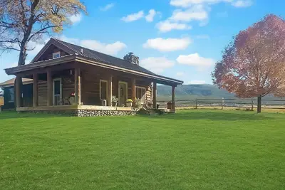 Image de Timeless Creekside Cabin: Views & Wildlife