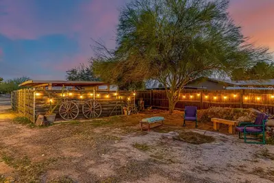 Image de Charming 3-bedroom farmhouse with WiFi and Ac in Surprise. We have goats.