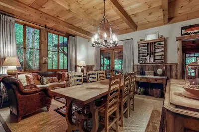 Image de Cozy 4-bedroom cabin - 4 Minutes from Downtown Highlands