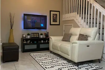 Image de Beautiful Lakeview Doral Townhome