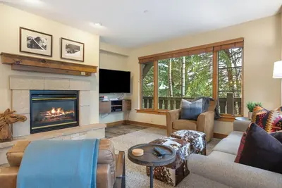 Image de New! Updated Cozy Gated Condo in Arrowhead Village! Walk to lift, Pool, Hot Tub!