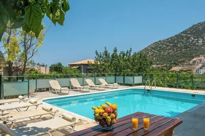 Image de Villa Vlychada w. Pool, Jacuzzi & Sea Views - 4br\n\n