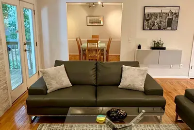 Image de Spacious 5-bedroom house near Braves Stadium sleeps15