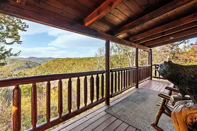 Image de Mountaintop Cabin ~ Views ~ 20 min to Gsmnp ~ Hot Tub ~ Game Room