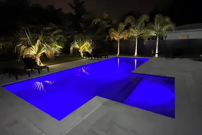Image de family-focused 5-bedroom oasis contemporary new house in marvelous Miami