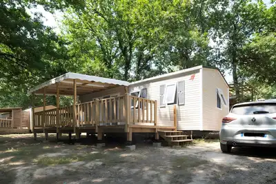 Image de Mobilhome Confort 4 Personnes 63' avec terrasse privée, jardin privé et Wi-Fi