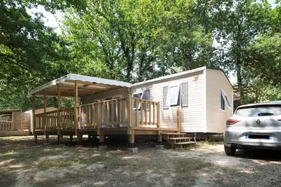 Image de Mobilhome Confort 4 Personnes 64' avec terrasse privée, jardin privé et Wi-Fi