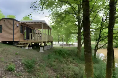 Image de Mobilhome Confort 6 Personnes 71' avec Terrasse Privée, Jardin Privé et Wi-Fi