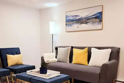 Image de 3 Bedroom Basement Suite Walking Distance to UofA Hospital. Family Friendly!