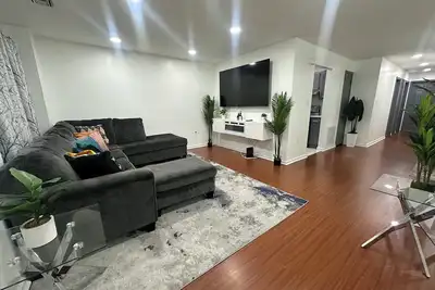 3-bedroom apartment in delightful Newark with Ac, WiFi