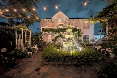 Image de The 1885 Rose Cottage -Carriage House Upper Unit- Close to Cruises Strand, Utmb