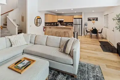 Image de Adorable Urban Escape: 1-Bedroom + Loft in the Heart of Downtown