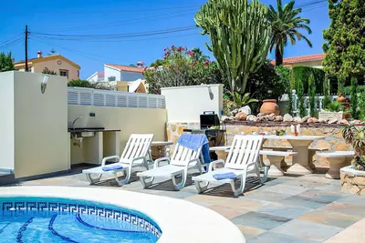 Image de Appartement dans une maison de vacances avec climatisation, piscine privée, Wifi, Tv, patio